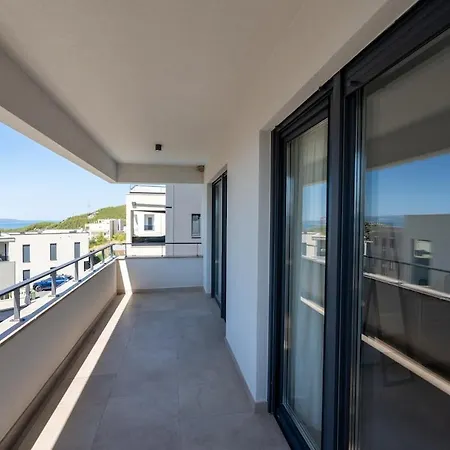 Luxury Sea View - *